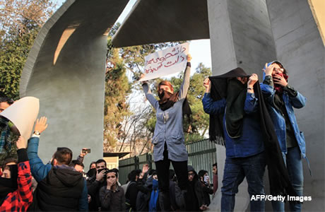 Afbeeldingsresultaat voor ‫عکس مبارزات زنان در خیزش های 96 در ایران‬‎